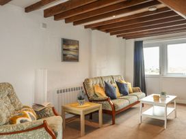 A living room with seating and a coffee table at Fadrun - 3 Ty'n Don