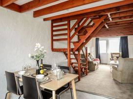 A dining room with a table and chairs at Penrhyn - 4 Ty'n Don