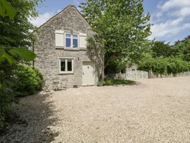 A house with a gravel driveway and a tree at The End in Langport