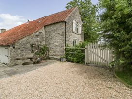 A house with a gravel area and a gate at The End in Langport