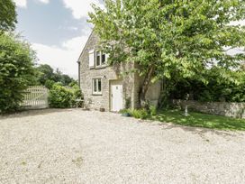 A house with a gravel driveway and tree at The End in Langport