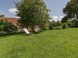 A garden with deckchairs and a tree at The End in Langport