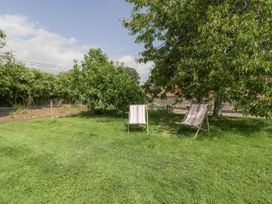 A garden with chairs and trees at The End in Langport