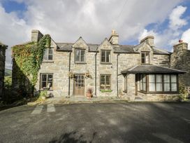 A house with a driveway and plants at Old Post Office null