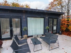 An outdoor area with seating and a table at Cabin