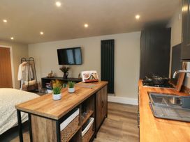 A studio with kitchen appliances and a bed at Cabin