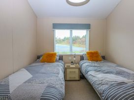 A bedroom with twin beds and a window at The Hideaway in Pwllheli
