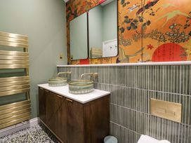 A bathroom with sinks and mirrors at The Studio in Windermere