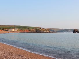 A beach with cliffs and buildings at 8 Thurlestone Rock in Kingsbridge