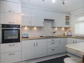 A kitchen with oven, toaster, kettle, and sink at 8 Thurlestone Rock in Kingsbridge