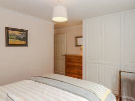 A bedroom with a bed and a chest of drawers at 8 Thurlestone Rock in Kingsbridge