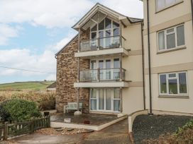 A building with a balcony and patio at 8 Thurlestone Rock in Kingsbridge