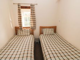 A bedroom with two single beds at Knap Cottage in Clarbeston Road