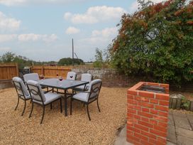 A garden with a dining table and chairs at 6 Gravel Hill in King's Lynn