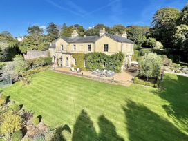 A house with a garden and patio at St Anne's Manor in Torquay