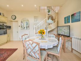 A dining room with a table and chairs at Muntham Luxury Town House with Hot Tub Torquay