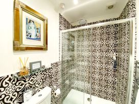 A bathroom with shower and toilet at Muntham Studio Apartment 5 in Torquay