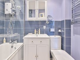 A bathroom with a bathtub, sink, and toilet at Muntham Apartment 6 in Torquay
