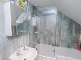 A bathroom with a washbasin and shower at Starlight Cottage