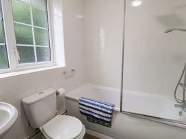 A bathroom with a bath, toilet, and sink at Cromer Holiday Home in Cromer