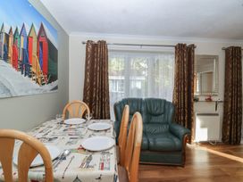 A dining room with a table and chairs at Willow Lodge Rosecraddoc Lodge near Liskeard
