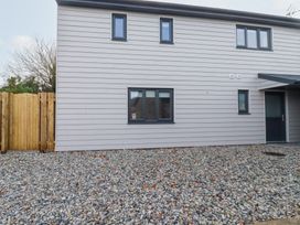 A house exterior with gravel and wooden fence at Barn 5