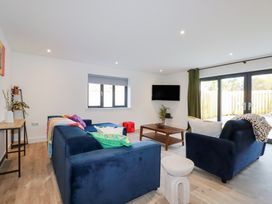 A living room with sofas and a table at Barn 5