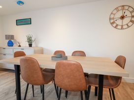 A dining room with a table and chairs at Barn 5 in 