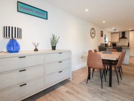 A dining room with a table and chairs at Barn 5