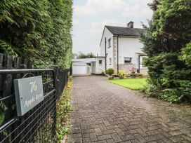 The exterior of a house with a driveway and greenery at Apple Byrd in Kendal