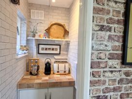 A kitchen area with kitchen appliances and decorative items at Apple Byrd in Kendal