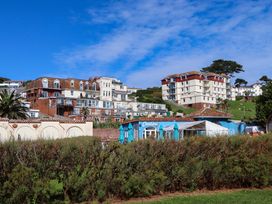 An outdoor photo of buildings and a restaurant at Beachside