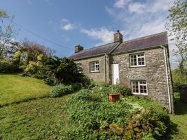 A house with a garden and plants at Tyn Y Fron near Brynherbert Llanrhystud