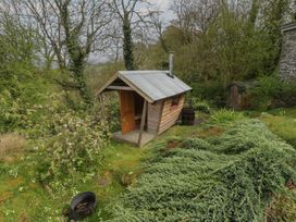 A cabin in a garden at Tyn Y Fron in Brynherbert near Llanrhystud