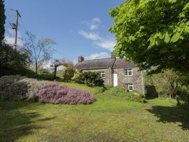 A house with a garden and flowers at Tyn Y Fron in Brynherbert near Llanrhystud