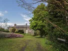 A house with garden and pathway at Tyn Y Fron in Brynherbert near Llanrhystud