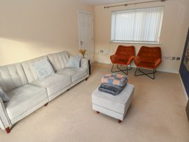 A living room with a sofa and two armchairs at 9 Ffordd Donaldson Swansea