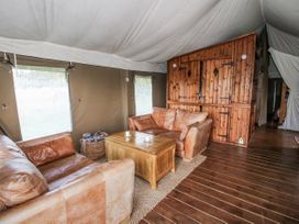 A sitting area with two sofas and a coffee table at Pear Trees Bewdley