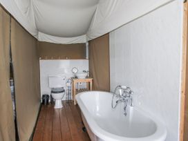 A bathroom with a bathtub, toilet, and sink at Pear Trees in Bewdley