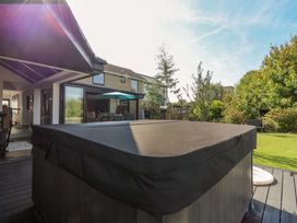 A hot tub in a garden at Manor Farm House in Merton near Bicester