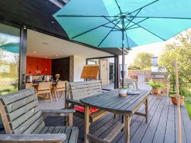 An outdoor patio with table and chairs at Manor Farm House in Merton near Bicester