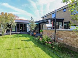 An outdoor space with a garden and patio area at Manor Farm House in Merton near Bicester