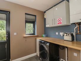 A utility room with a washing machine and work surface at Willow Cottage in Whiteparish
