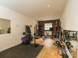 A gym with fitness equipment at Willow Cottage in Whiteparish
