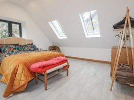 A bedroom with a bed and windows at Barn 2