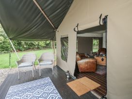 An outdoor seating area with chairs and a coffee table at Hedgerow in Bewdley