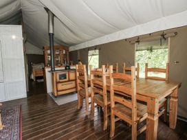 A dining area with a table and chairs at Hedgerow Bewdley