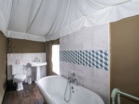 A bathroom with a bathtub, toilet, and sink at Hedgerow in Bewdley