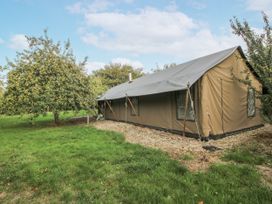 A tent situated in a grassy area with trees at Hedgerow in Bewdley