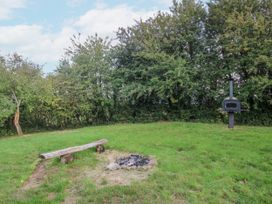 A garden with a fire pit and outdoor oven at Hedgerow in Bewdley